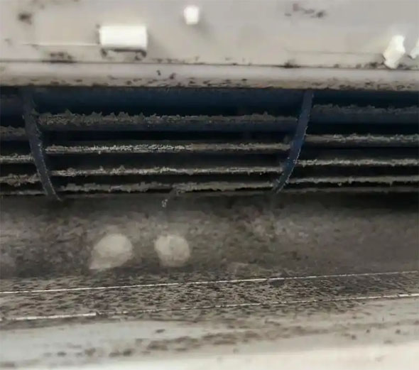 新宾空调吹的风有股烧焦味是怎么回事